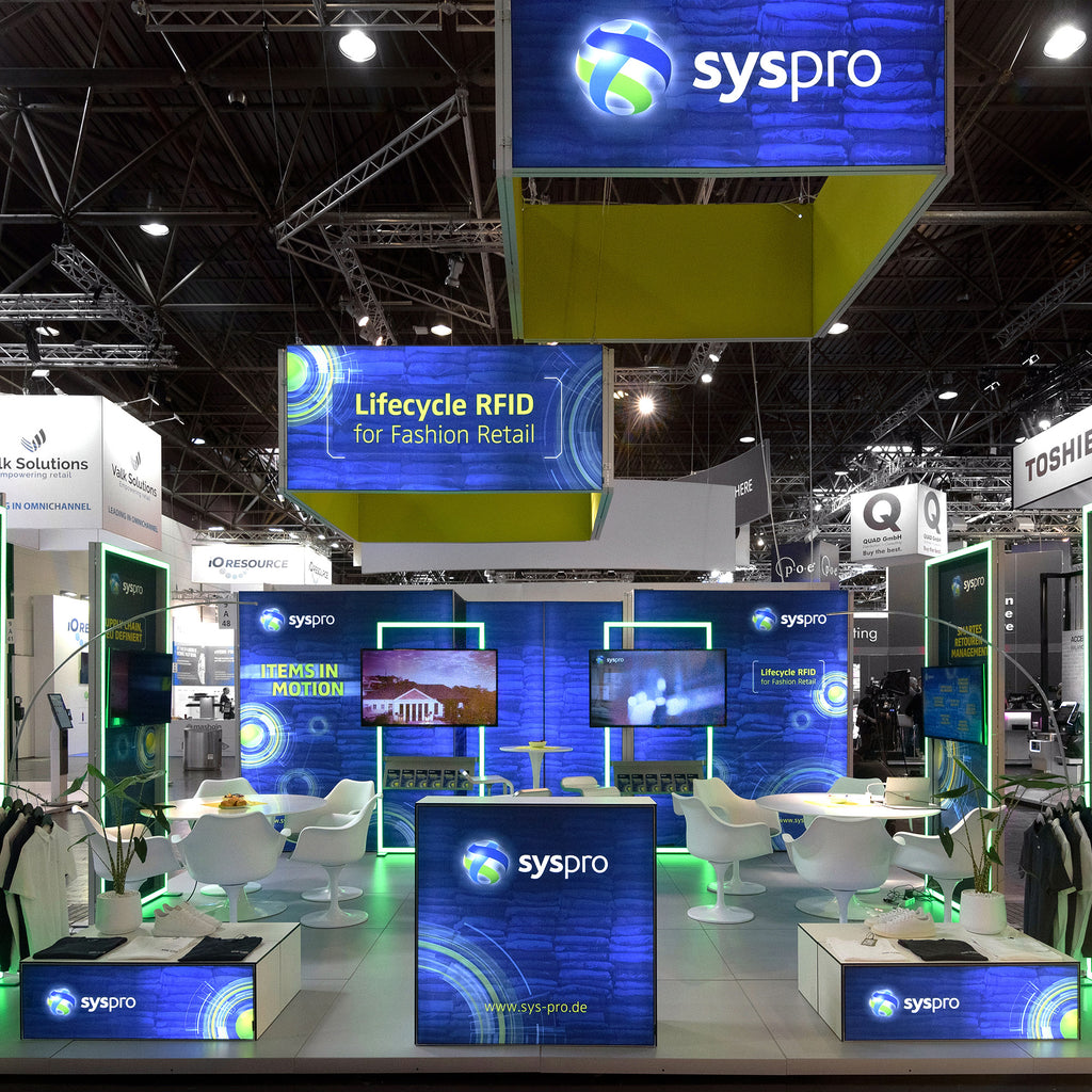 Großer Messestand von Syspro mit Deckenabhängungen, Kabine und Countern