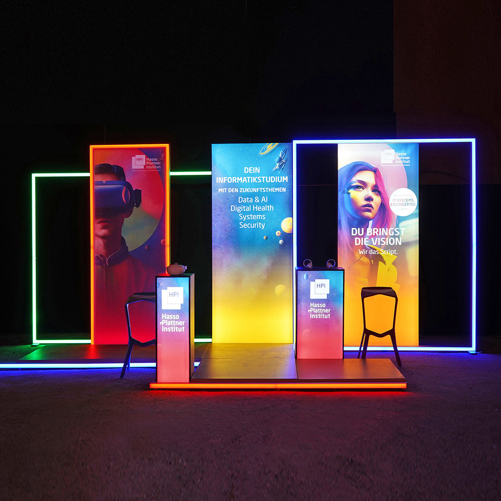 Messestand des Hasso-Plattner-Instituts mit beleuchteten LED-Rahmen und Lightboxen, die das Informatikstudium mit Zukunftsthemen wie Data & AI, Digital Health und Systems Security bewerben. Moderne, farbenfrohe Präsentation mit aufmerksamkeitsstarken Elementen.
