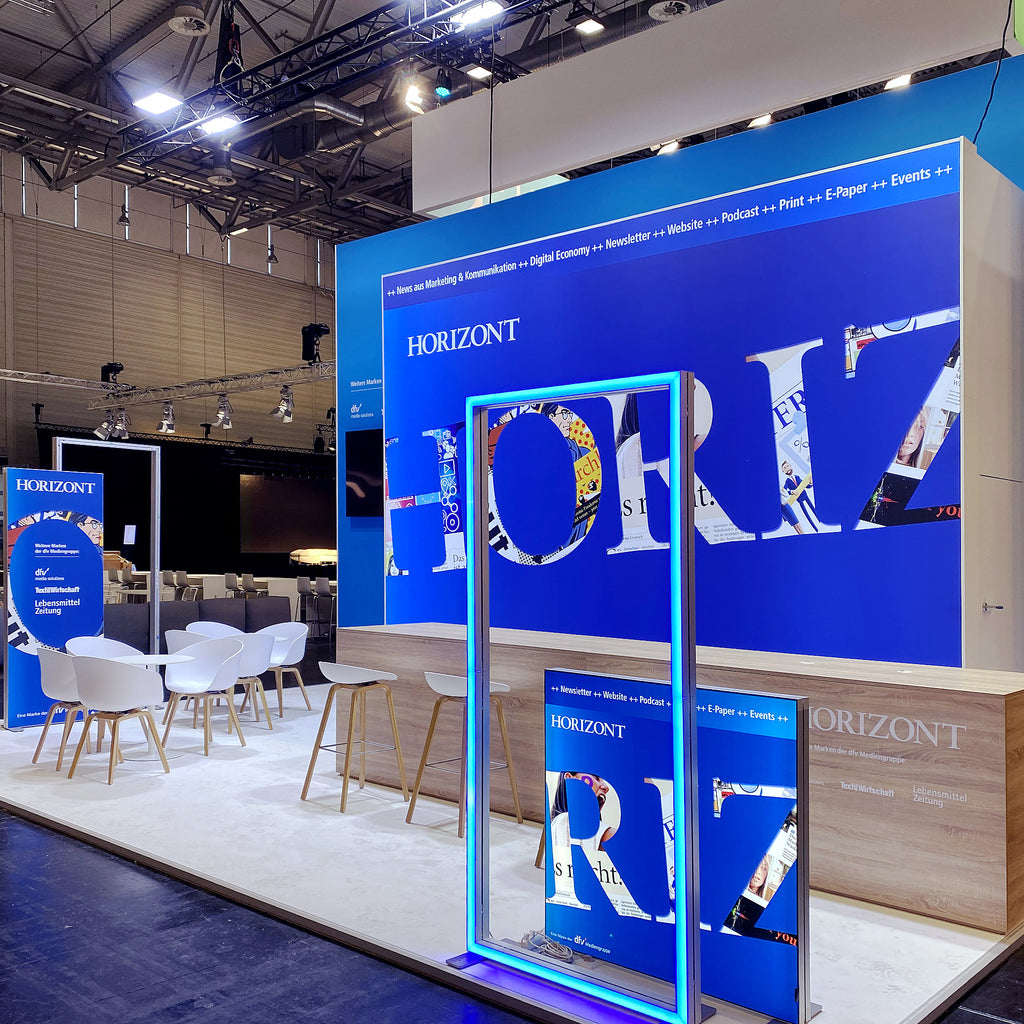 Großer Messestand für Horizont mit Leuchtkonturen, Messetheken und LED Messewände