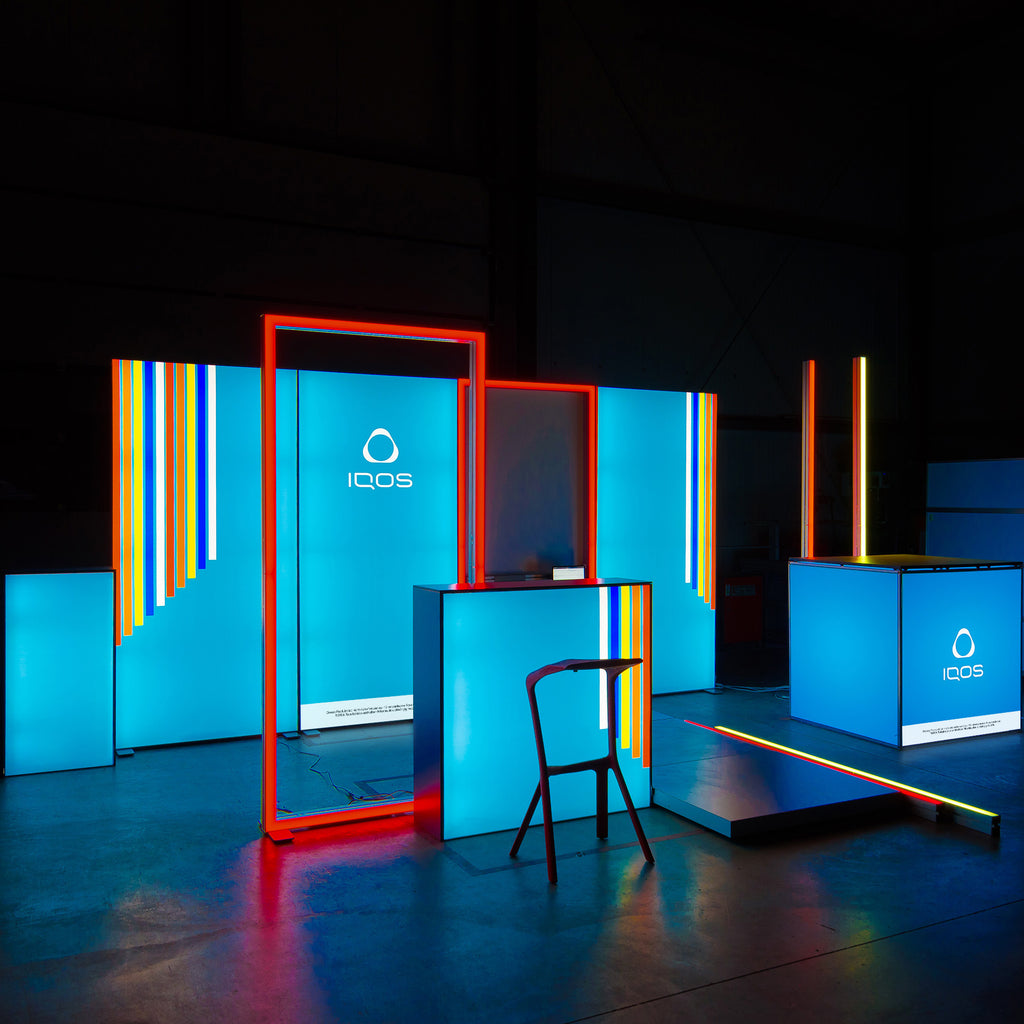 Iqs mobiler messestand mit LED Leuchtwänden, Leuchtkonturen, Messetheken und Cubes von Modulap