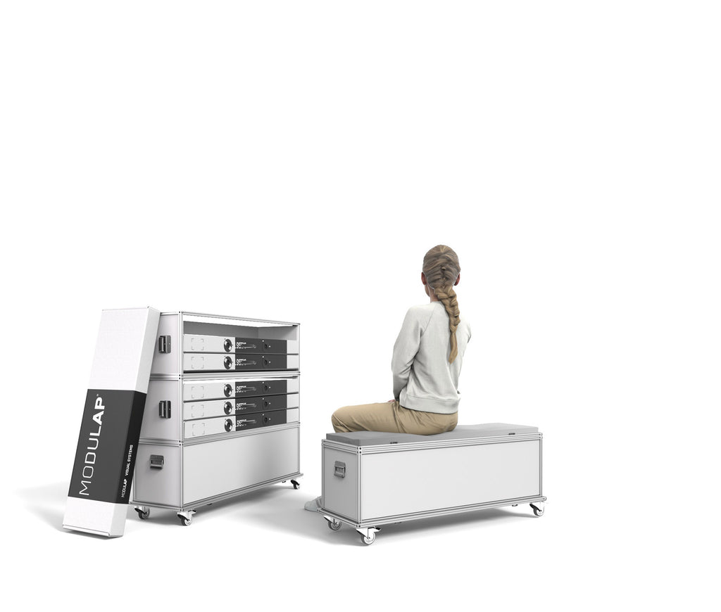 Modulap Cases – Stapelbare Transportkisten mit Rollen, die auch als Sitzmöglichkeit genutzt werden können. Vielseitige und mobile Lösung für Messen und Events.