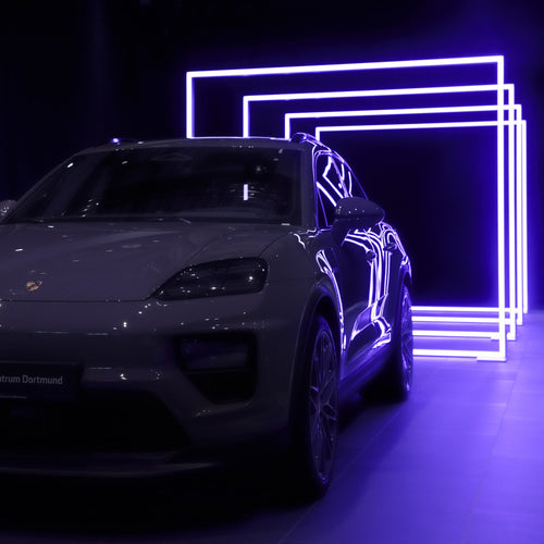 Porsche Zentrum Dortmund präsentiert neuen Macan E mit leuchtendem Tunnel von Modulap