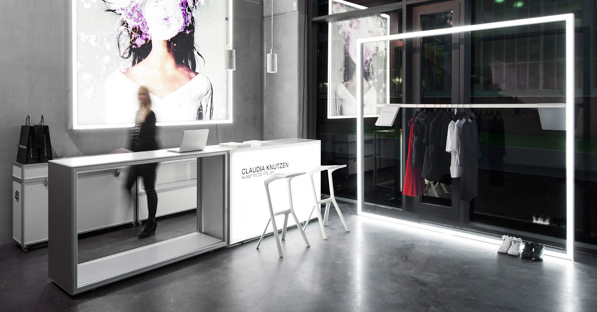 Foto eines Popup-Store mit Fashion-Produkten mit Modulap Countern, Lightframes und Zubehör
