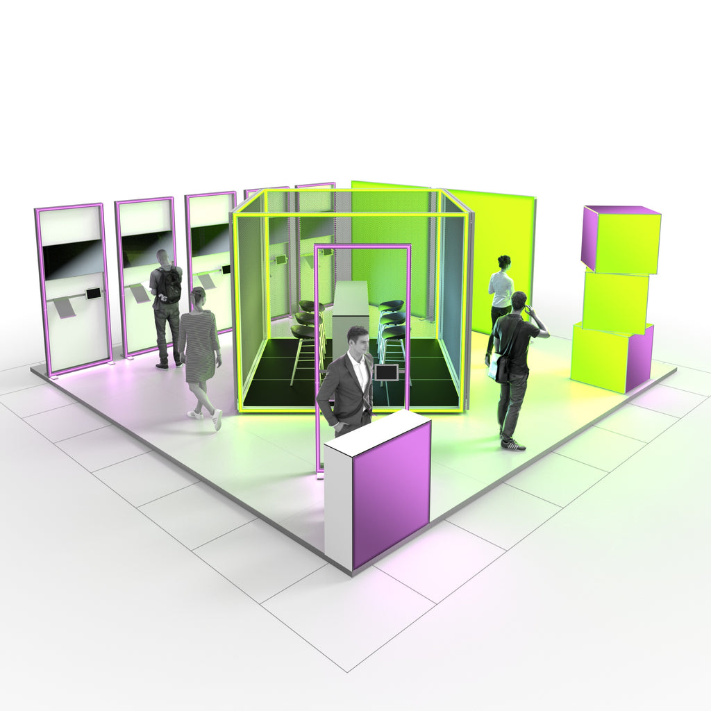 Vogelperspektive auf einen futuristischen Messestand mit geometrischen Elementen in Neonfarben. Im Zentrum befindet sich ein offener, würfelförmiger Raum mit leuchtend grünem Rahmen, Mesh-Wänden und Stühlen um einen Tisch. Darum gruppieren sich mehrere Personen, die interagieren, beobachten oder sich durch den Raum bewegen. Links sind digitale Informationssäulen mit pinken Rahmen zu sehen, rechts drei gestapelte Cubes. Das gesamte Setting wirkt modern, interaktiv und technologiebetont.