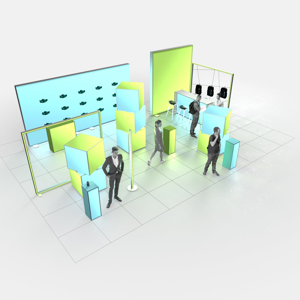 Ein moderner Kopf- Messestand mit leuchtenden Elementen, darunter Würfelstapel, Theken und Trennwände. Besucher bewegen sich zwischen verschiedenen Stationen, darunter eine Präsentationsfläche mit Hockern und ein Bereich mit an Haken hängenden Rucksäcken. Die Szene vermittelt einen innovativen, offenen Raum für Interaktion, Präsentation und Austausch.
