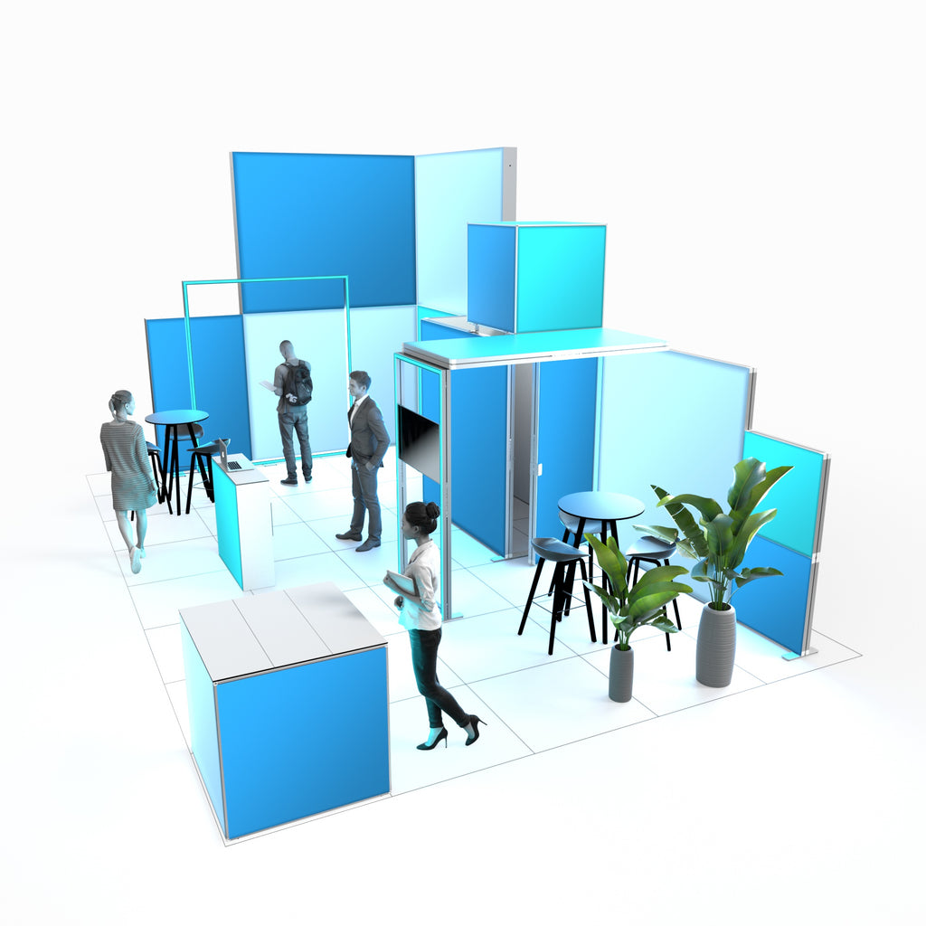 Der Messestand ist offen und modern gestaltet mit blauen Wandelementen, mehreren Stehtischen und Barhockern. Es gibt verschiedene Zonen, darunter ein Empfangsbereich, eine Besprechungsecke, eine Kabine mit abschließbarer Tür und dekorative Pflanzen. Mehrere Personen bewegen sich im Raum oder stehen im Gespräch.