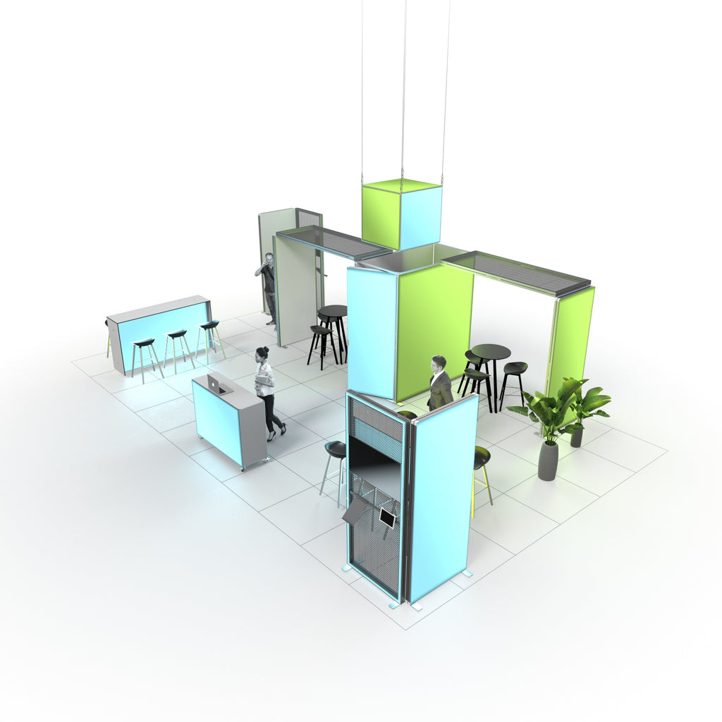 Moderner Insel-Messestand, gestaltet in einem offenen, modularen Aufbau. Verschiedene Sitzbereiche mit Barhockern und kleinen Tischen bieten Raum für Gespräche. Drei Personen interagieren: Eine Frau am Empfangstresen, ein Mann telefoniert und ein weiterer Mann steht im hinteren Bereich. Große grüne Pflanzen in Töpfen ergänzen die freundliche Atmosphäre. Das Design kombiniert klare Linien und eine helle Farbpalette für ein einladendes und professionelles Erscheinungsbild.