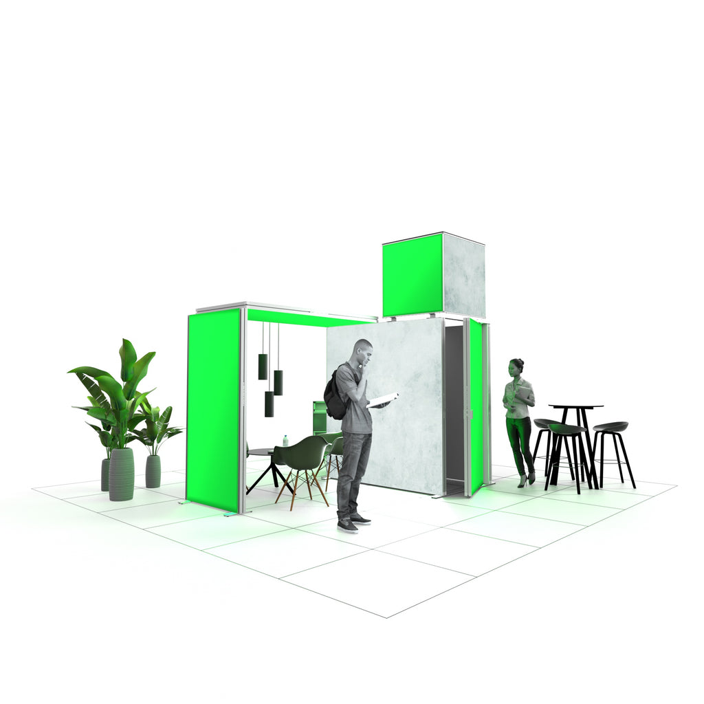 Das ist ein moderner Messestand mit hellgrünen und weißen Wänden. Er bietet eine kleine Lounge mit Tisch und Stühlen, eine geschlossene Kabine und einen Stehtisch mit Hockern. Zwei Pflanzen sorgen für mehr Atmosphäre. Personen nutzen den Stand aktiv, einer liest, die andere steht am Stehtisch.