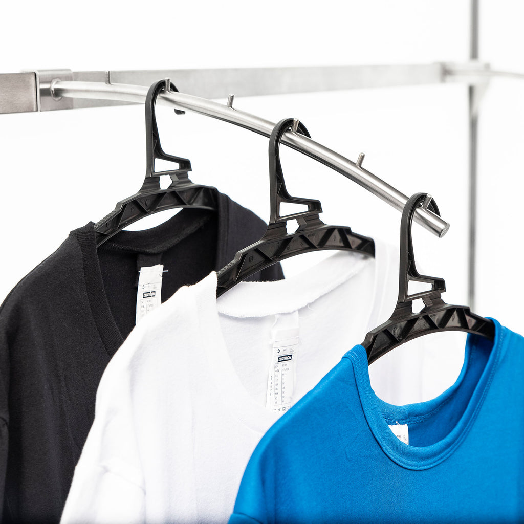 Kleiderstangen-Display von Modulap mit hängenden T-Shirts in Schwarz, Weiß und Blau. Ideal für den Einsatz auf Messen oder im Einzelhandel, um Textilien elegant und praktisch zu präsentieren.