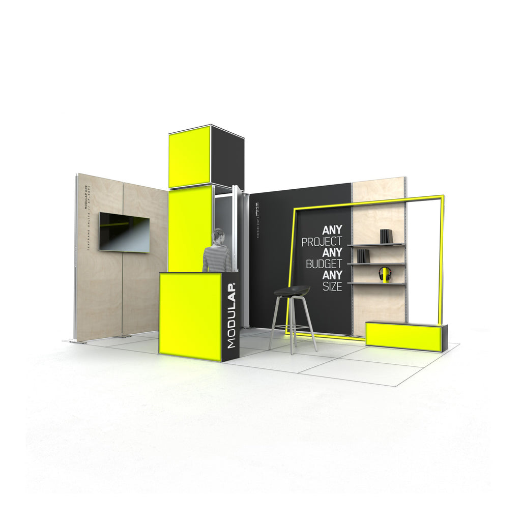Messestand Set Andy, ein hochfunktionaler Stand mit offenem, cleanem Look. Highlights sind eine leuchtende Kabine mit LED-Cube, Leuchtcounter, Leuchtkontur, und tiefer Counter. Unbeleuchtete Texframes bieten Kontrast, eine begehbare Kabine bietet Stauraum. Modularer TV-Halter für flexiblen Screen-Einsatz. 