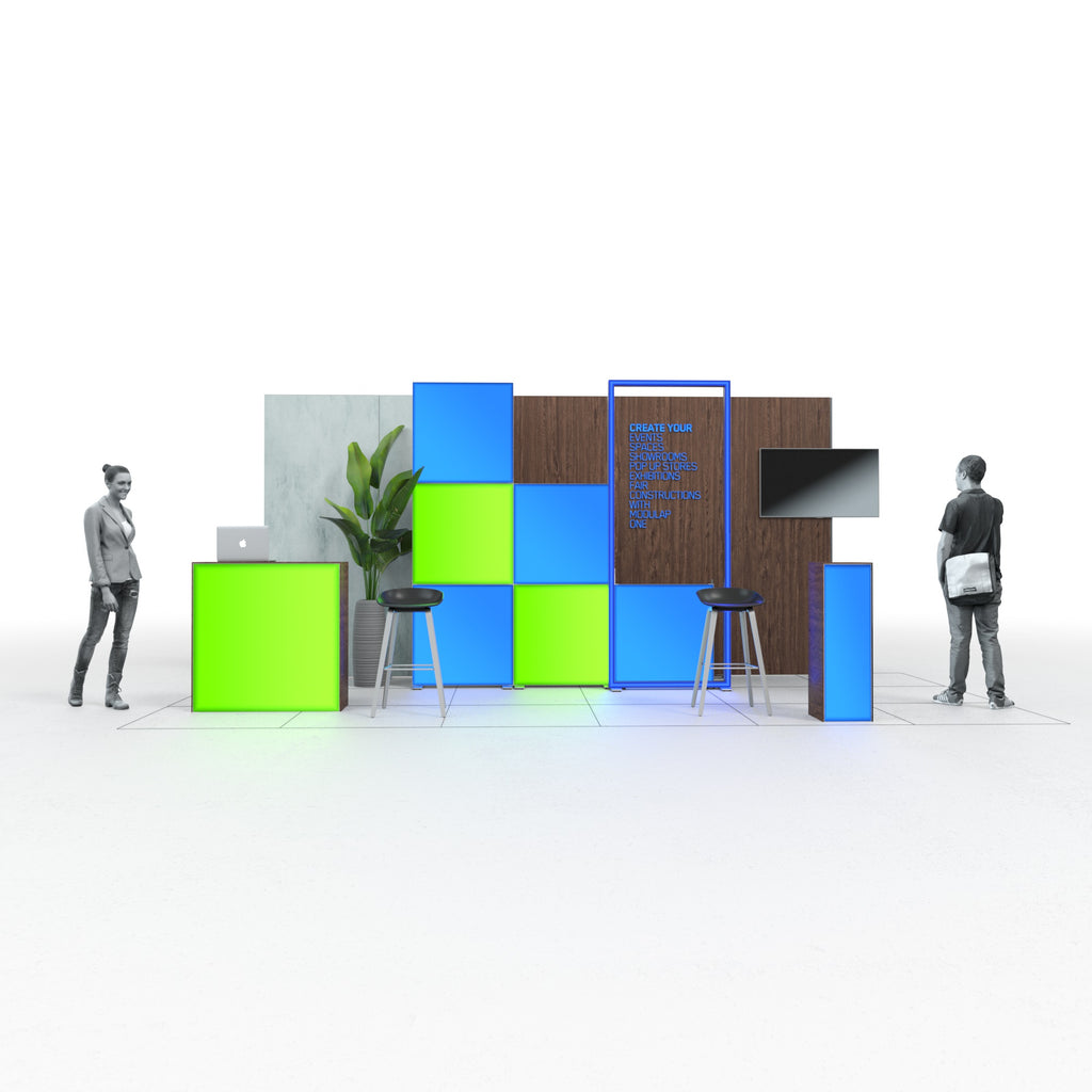 Moderner Messestand von Modulap mit auffälligen grünen und blauen Sixpack Lightboxen, die eine stilvolle Präsentationsumgebung schaffen. Eine unbeleuchtete Holzrückwand dient als Hintergrund mit einem Fernseher. Vor der Rückwand stehen zwei hohe Hocker und ein Counter mit einem Laptop. Links steht eine Pflanze für eine natürliche Note. Zwei Personen, eine Frau links und ein Mann rechts, interagieren mit dem Stand, beide modern gekleidet.