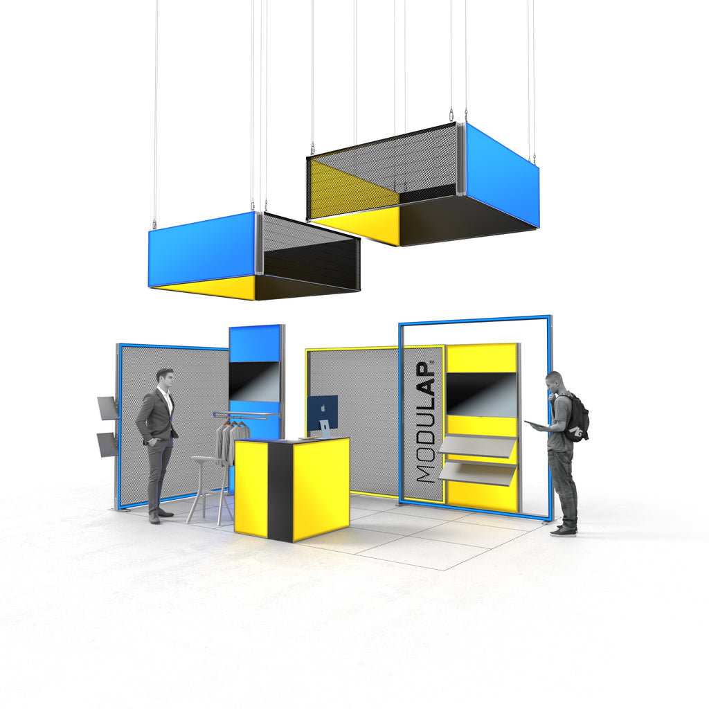 Ein moderner Messestand von Modulap mit auffälligen, hängenden LED-Leuchtboxen die eine Deckenkonstruktion bilden. Zwei Personen interagieren mit dem Stand, eine links und eine rechts, beide in moderner Kleidung. Der Stand verfügt über mehrere Ebenen und Highlights, darunter ein zentraler Counter, Regale und eine Display-Fläche für Informationen und Produkte. Die LED-Leuchtboxen verleihen dem Stand eine lebendige und einladende Atmosphäre.