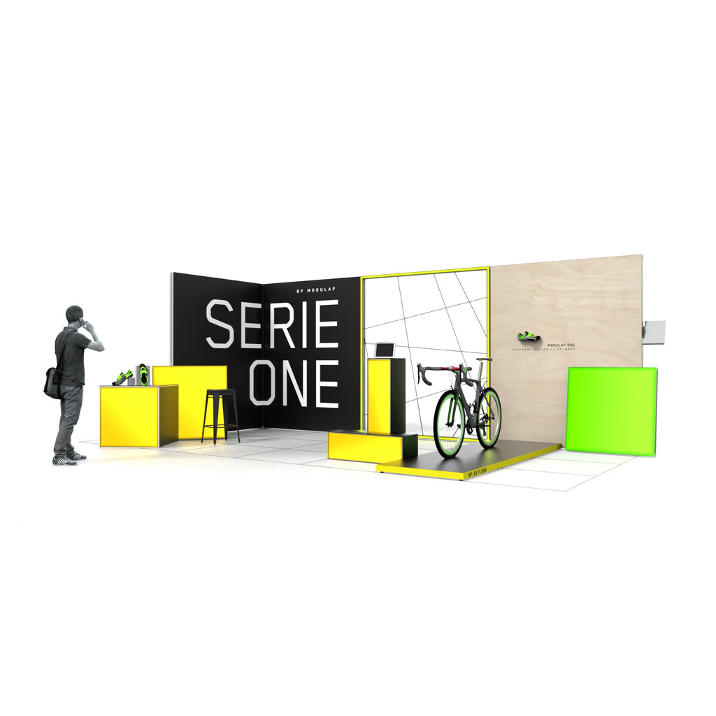 Messestand Set Luke mit moderner modularer Wandkonstruktion, Texframes, Lightframe und offener, flexibler Standfläche. Modulap Systemboden schafft eine erhabene Präsentationsfläche. In Texframes integrierte Magnethalter zeigen ergänzende Produkte oder Details. Enthält Counter, schlanke Produktaufsteller, Leuchtwürfel und kleinen Lightframe. Einfacher und schneller Aufbau, flexibel anpassbar. Ideal für verschiedene Locations.