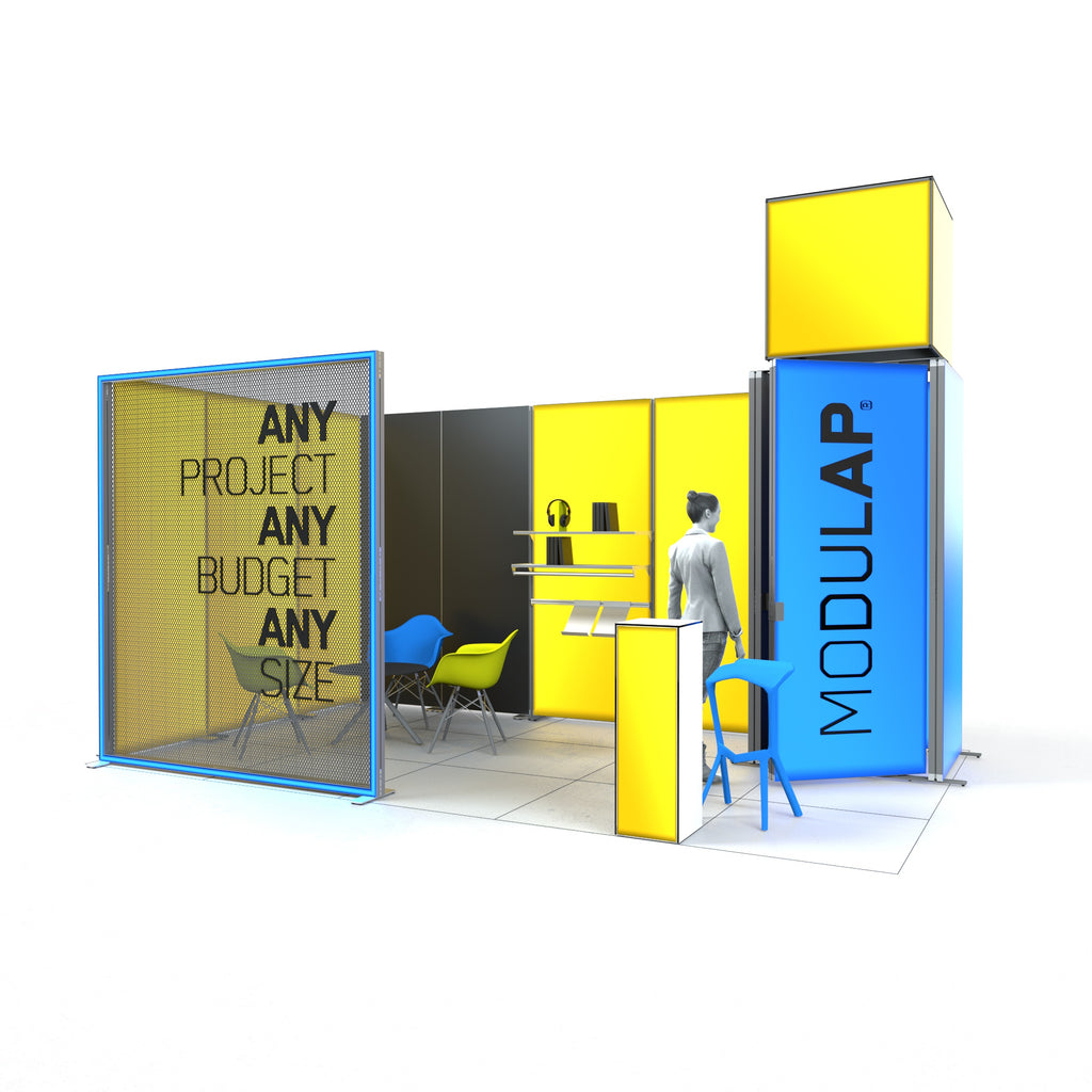  Modulap Messestand mit LED-Lightbox, die als auffälliges Highlight dient. Die gelben und blauen Elemente schaffen eine lebendige Atmosphäre. Eine Kabine mit Tür bietet Privatsphäre, während ein kleiner Tisch und Stühle für Gespräche einladen. Eine Leuchtkontur mit der Aufschrift 