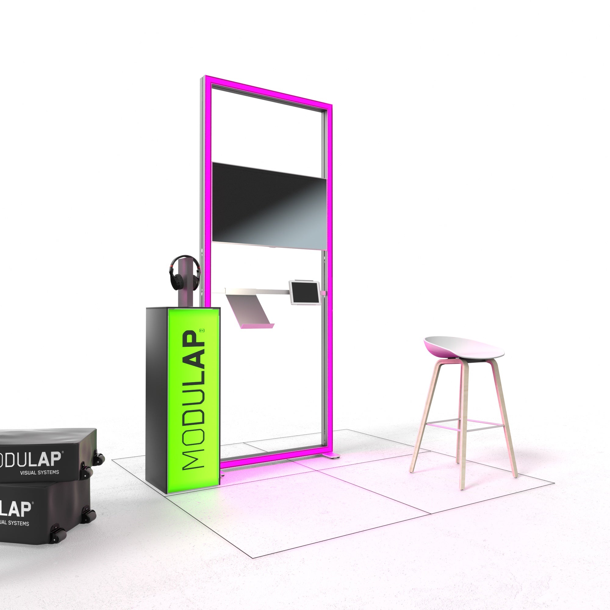  Das Bild zeigt einen modernen Promotionstand von Modulap mit einem pinken LED Lightframe und einem grünen Counter. Rechts steht ein Barhocker, links befinden sich zwei Rolltaschen mit dem Modulap-Logo. Eine Frau in einem gestreiften Kleid steht lächelnd daneben.