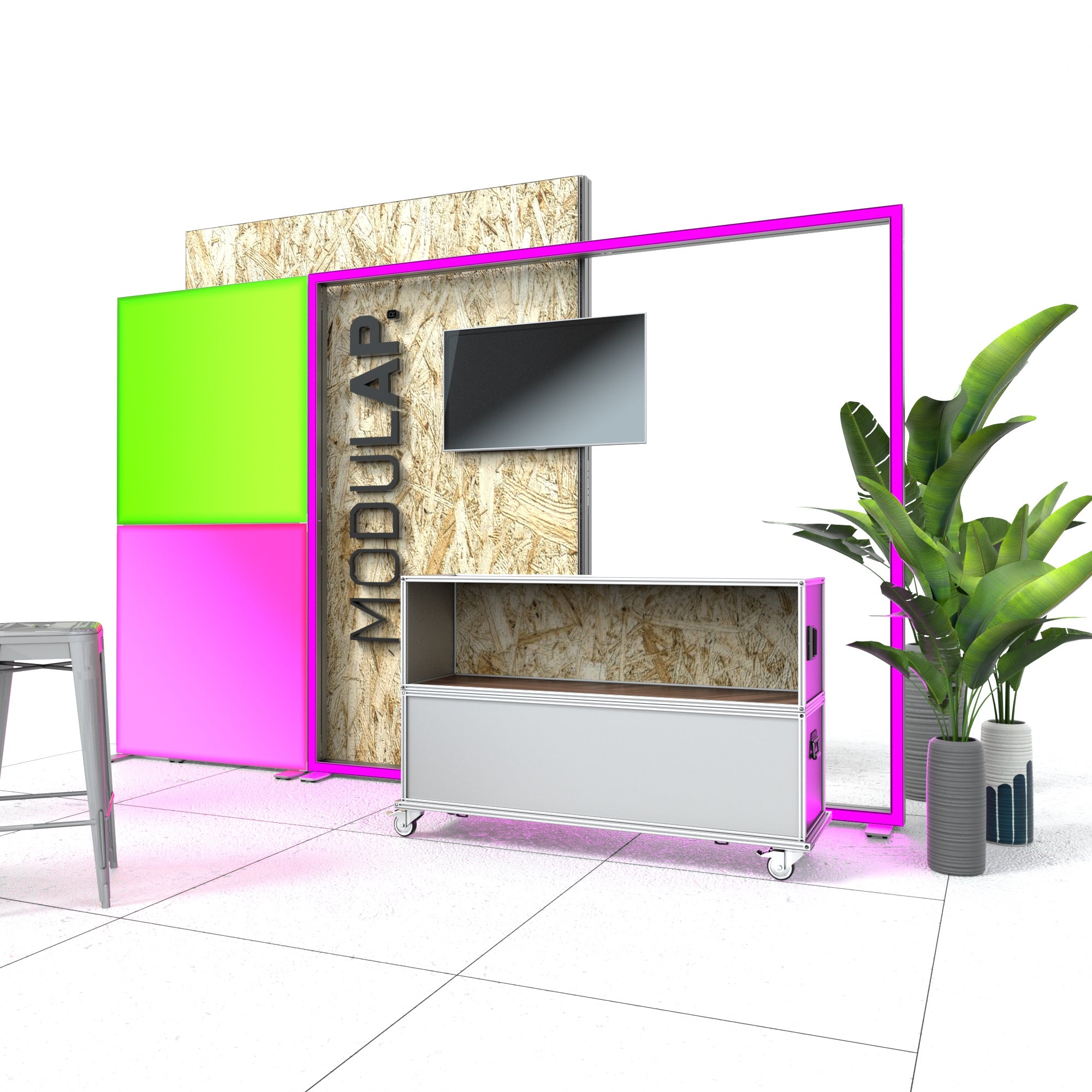 Ein moderner Messestand von Modulap mit leuchtenden Lightboxen in Grün und Pink, die eine auffällige Präsentation bieten. Eine Holzrückwand mit montiertem Fernseher dient als Hintergrund. Davor steht ein rollbares Case für flexiblen Stauraum. Eine Pflanze rechts bringt eine natürliche Note ein. Links des Stands befindet sich ein schmaler Counter mit Barhocker. Ein Mann interagiert mit dem Stand.