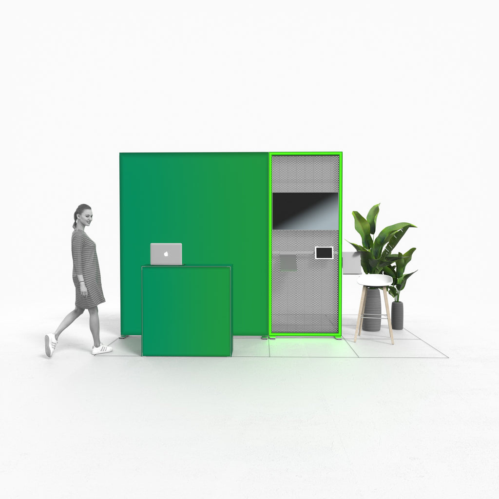 Der Promotionstand von Modulap besteht aus einer LED-Messewand, einer Leuchtkontur und einem Counter. Rechts vom Stand befinden sich Pflanzen und ein Stehtisch mit einem Hocker, während eine Frau links vorbeigeht. Der Stand kombiniert modernes Design mit Funktionalität.